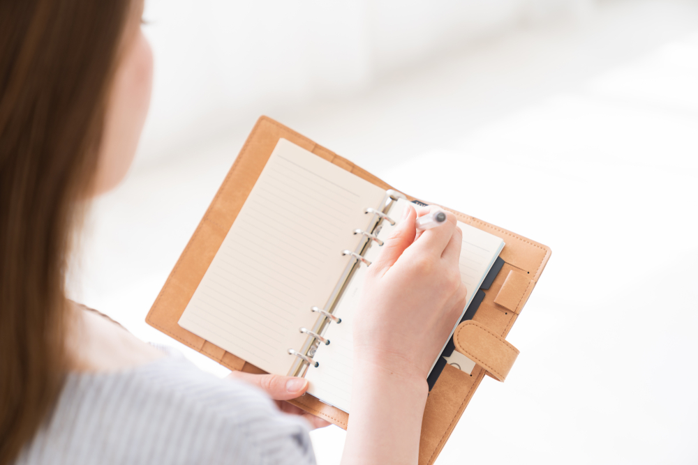 美容師のリアルな1日の流れを徹底解剖！アシスタントからスタイリストまで仕事内容を大公開 | キレイビズメディア