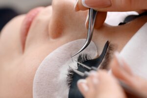 アイリストの仕事内容を完全ガイド｜未経験からプロになるには？1日の流れからやりがいまで徹底解説
