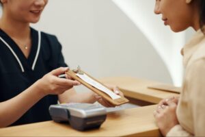 美容師の指名料は何円が相場？報酬の仕組みや収入アップのポイントを徹底解説