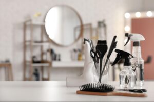 美容師とアイリスト、どちらを選ぶ？違い・仕事内容・キャリアを徹底比較！